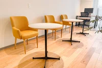 黄色がアクセントでかわいいソファチェア席や、