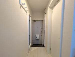 廊下にコート掛けあり