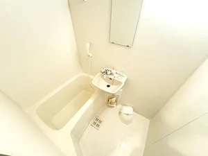 バストイレは別♪バスルームには風呂桶・風呂イス・風呂用洗剤・スポンジをご用意しておりますのでぜひご活用ください!