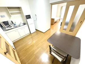 キッチンスペースには単身用のダイニングテーブルも用意しています♪