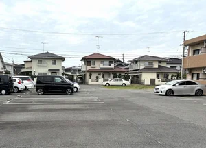 駐車場も完備☆駐車場が広いので、止めやすい場所となっております♪