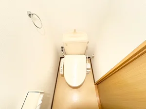ウォシュレットつきのトイレです。老若男女皆様に安心してご利用いただけますね☆トイレにもトイレ用洗剤とトイレ用ブラシをご用意しておりますので長期ご利用の場合の気になる汚れなどもお掃除して頂けます^^