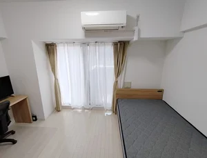 写真はお部屋のイメージです。ラグなどの室内装飾はございません。