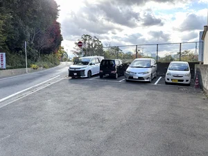 すぐ近くに広々とした駐車場を確保済み！大型車でも安心です。