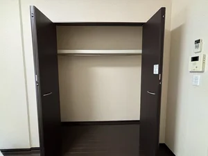 収納スペースも広く、長期滞在でも安心！！嬉しいポール付☆☆