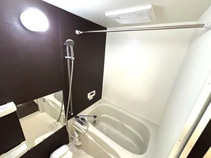バストイレは別♪そして嬉しい浴室乾燥機付き！バスルームには風呂桶・風呂イス・風呂用洗剤・スポンジをご用意しておりますのでぜひご活用ください！