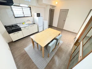 4人掛けのダイニングテーブル付☆★キッチンの隣にダイニングテーブルがありますので、お料理を運ぶのも簡単です♪♪