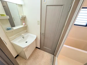 嬉しい独立洗面台付★☆忙しい朝でも余裕をもって身だしなみが整えることができます♪
