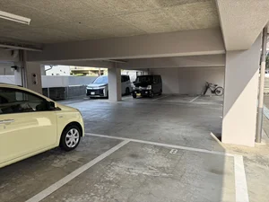 駐車場は敷地内及び隣にあります。