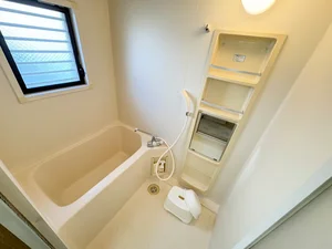バストイレは別♪バスルームには風呂桶・風呂イス・風呂用洗剤・スポンジをご用意しておりますのでぜひご活用ください！