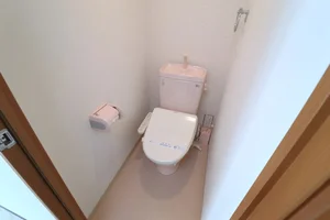 バストイレ別が嬉しい物件! トイレブラシや洗剤などもあり清潔に保っていただけます。