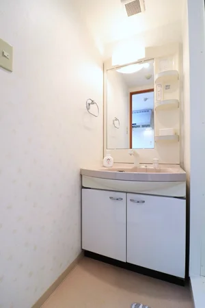 独立洗面台あり! お風呂上りや朝支度などに便利で女性におすすめの設備となっております。