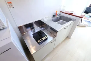 ICコンロでお手入れ楽々! 食器類や調理器具もそろっているので自炊もできて長期滞在でも健康面に考慮できます。