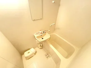 バストイレは別♪バスルームには風呂桶・風呂イス・風呂用洗剤・スポンジをご用意しておりますのでぜひご活用ください!