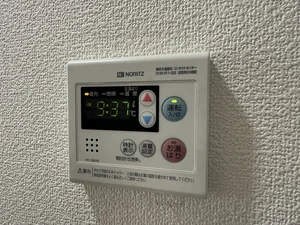 温度調節機能も完備、お湯張りも簡単に出来ます♪また、スポンジ・浴槽用洗剤も完備で岡山市エリアで長期利用向け。シャンプー・ボディソープ・タオルもご用意しておりますのでお荷物も少なく済みますね★