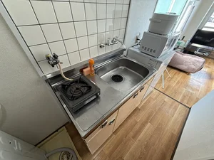 キッチンには冷蔵庫、ケトル、炊飯器、調理器具を完備。ホテルと違い自炊できるのでで長期ご利用のお客様でも安心ですね！岡山人気ウィークリーマンションの強みです♪