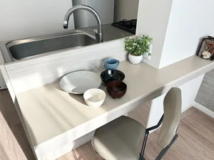 カウンターテーブルつき。お食事や作業シーンに便利です。