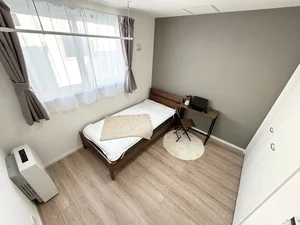 寝室にはシングルサイズのベッドを設置しております！寝室用の暖房も完備！