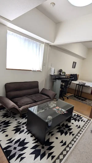 ローテーブル、ソファ完備です♪