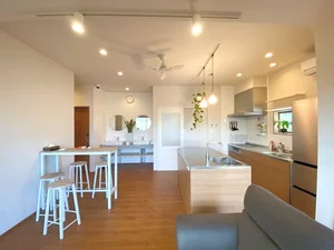 のマンスリーマンション・ウィークリーマンション「【芝生のある家】マンスリーサービスアパートメントSubBASE／家電・駐車場・Wi-Fi完備／防犯対策済／清掃あり 101・ワンルーム(No.1084197)」メイン画像