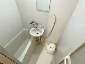 バストイレは別♪バスルームには風呂桶・風呂イス・風呂用洗剤・スポンジをご用意しておりますのでぜひご活用ください!