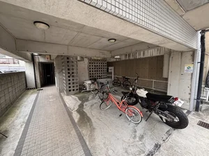 屋根付き駐輪場を完備してます。広くて停めやすいです♪