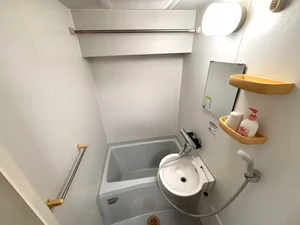 バストイレは別♪浴室乾燥機付いてます！バスルームには風呂桶・風呂イス・風呂用洗剤・スポンジをご用意しておりますのでぜひご活用ください！