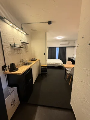 のマンスリーマンション・ウィークリーマンション「ジェイ大手 202・ダブルベッド・広めのワーキングスペース(No.1115286)」メイン画像