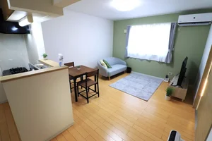 ダイニングテーブルにイスもあり 食事やお仕事・勉学など幅広く利用可能!