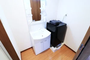独立洗面台付で歯磨きや髪のセット・髭剃りなど 色々とご利用可能!