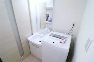 独立洗面台あり! 朝支度やお風呂上りなどに便利で人気が高いです。洗濯機置き場もあり!