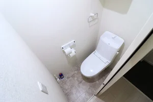 バストイレ別 トイレットペーパーやトイレブラシもあり 清潔に保っていただけます。