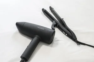 ヘアドライヤー、ヘアアイロンをご用意しております。