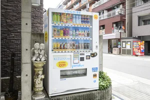 建物下には、嬉しい自動販売機がございます。