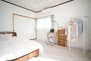 佐賀県のAKARIYA Home&Hostelのマンスリーマンション・ウィークリーマンション「AKARIYA Home 201・🎁２万円🎁一軒家の洋室(No.1134541)」メイン画像