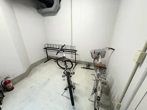 建物内に駐輪場スペースあります。雨の日にも濡れません。また１Fが自転車屋さんなので故障しても修理もすぐです♪