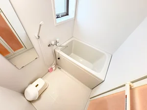 バストイレは別♪バスルームには風呂桶・風呂イス・風呂用洗剤・スポンジをご用意しておりますのでぜひご活用ください！