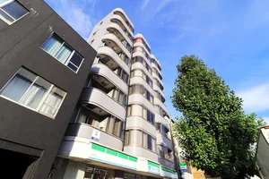 ファミリーマート 本町通り店まで徒歩１分