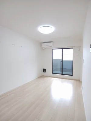 のマンスリーマンション・ウィークリーマンション「ヒュッゲ　ハウス　Ｂ棟 202・洋室(No.1215217)」メイン画像