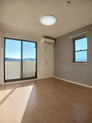 愛媛県のマンスリーマンション・ウィークリーマンション「スマイリーハウス宇和　Ⅲ 102・洋室(No.1218018)」メイン画像