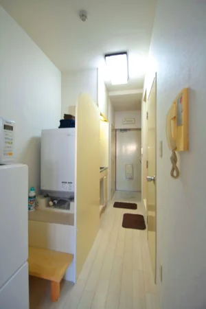 室内に洗濯機を配置しておりますので、雨の日でも洗濯することが可能でございます。靴ベラや使い捨ての新品スリッパも備品としてご用意しておりますので、ご自由にお使いください。(*’ω’*)