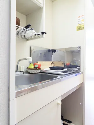 1口IHのシステムキッチンで、ちょっとした料理に最適です。IHなので、普段料理されない方にも安心してご利用いただけます。包丁やフライパン、まな板、鍋等の調理器具はもちろん、茶碗や汁椀、丼ぶり椀などの食器類やお箸、スプーン、フォークもご用意しております。食器用洗剤やスポンジも標準装備でご案内いたしますので、是非ご利用くださいませ。(*’ω’*)
