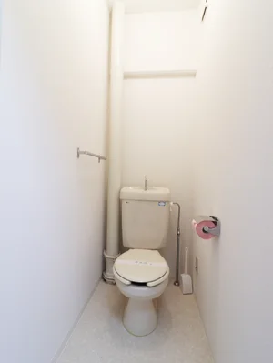 嬉しい風呂トイレ別設計で、トイレットペーパーも3ロールご用意しておりますので、短期から長期まで様々なお客様に安心してお使いいただけます。もちろん、トイレブラシもご用意しておりますので、いつでも清潔にご利用していただくことが出来ます。(*’ω’*)