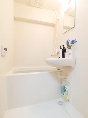嬉しい風呂トイレ別設で、気兼ねなくお使いいただけます。シャンプー・コンディショナー・ボディーソープを完備し、新品のボディータオルもご用意。勿論、洗剤とスポンジもあるので、掃除も可能です。風呂桶もご用意しておりますので、湯船に浸かっていただく際にも便利。普段家では浸からないけれど、という人こそ、ご利用していただければと思います。(*’ω’*)