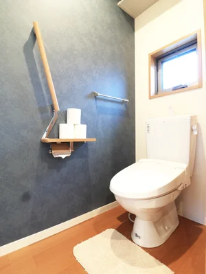 バストイレ別!トイレはなんとウォシュレット付き!トイレットペーパーやトイレブラシ等、他では置いてない備品も沢山ございますので短期~長期でお住まいの方にも「あったら助かるものが多い」と大変ご好評いただいております。