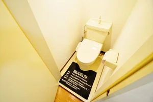 バストイレ別のウォシュレット付きの綺麗なトイレですのでご安心してご利用いただけます☆また、トイレットペーパーやトイレ用ブラシ・トイレ用洗剤などもご用意しておりますのでご活用ください！