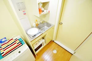 キッチンにはお鍋やフライパン・包丁・まな板などの調理器具や茶碗・お皿・マグカップなどの食器やサランラップ・スポンジなどもご用意しております！一人暮らしにはサランラップは必需品ですよね♪近隣にはスーパーやドラッグストア・ホームセンターもございますので生活のしやすいエリアとなっております。
