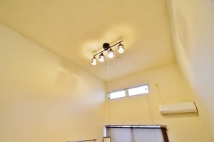 照明もお洒落ですね♪天井が高いので圧迫感もないですし、ゆっくりとおくつろぎいただけるかと思います。マンスリーマンションのいいところは家具家電完備しておりますし、光熱費も基本賃料に含まれておりますのでホテルに比べてお得なお値段でご利用いただけることですよね☆料金等は各お部屋のＨＰをご確認ください！