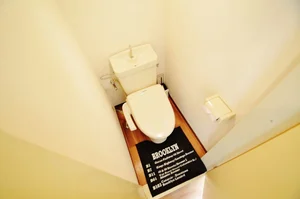 嬉しいウォシュレット、ウォームレット付き。トイレットペーパー、トイレ用洗剤も完備。倉敷ウィークリー人気の1つ。