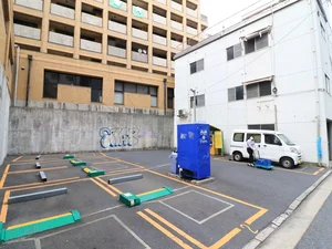 近隣コインパーキング（幟町第6）まで徒歩３分　　08:00~24:00　40分200円　24:00～08:00　60分100円　00:00~24:00　最大1700円（土日祝限定）　＊2020年5月現在